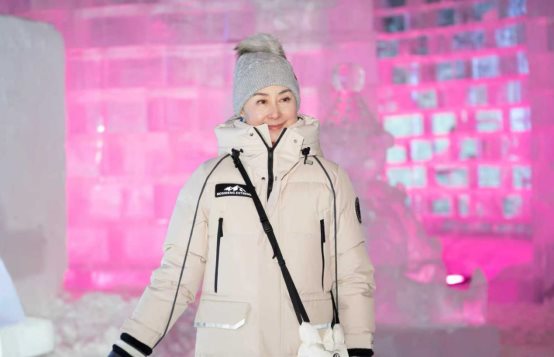 世界旅游论坛首度北上哈尔滨，何超琼们零下20度穿国货羽绒服竟如此从容(图2)