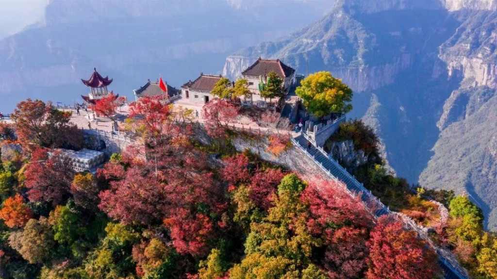 太行天界山千人登山漫跑,青少年亲子赛成温馨风景线(图2) 太行天界山千人登山漫跑,青少年亲子赛成温馨风景线(图2)