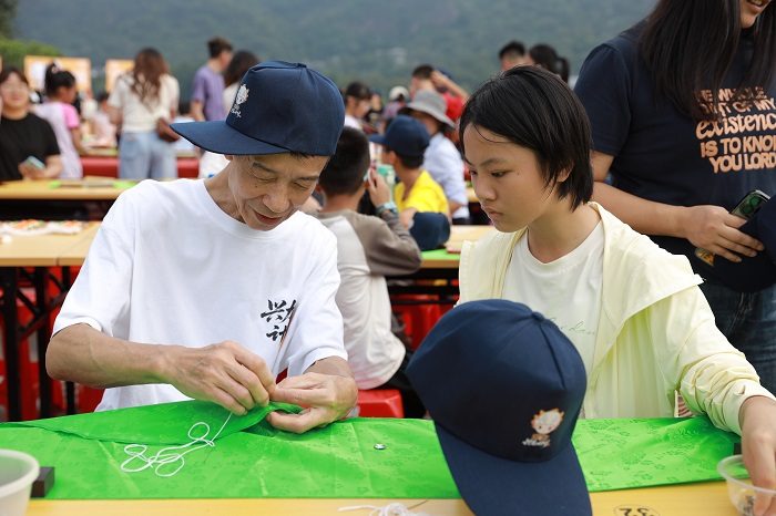 佛山非遗扎作新突破 西樵山户外活动开启全民造龙新篇章(图5)