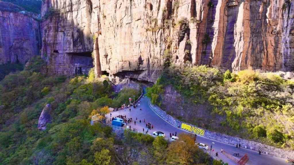 河南省全民徒步大会万仙山站启幕 千名运动爱好者共赏红叶盛宴(图2) 河南省全民徒步大会万仙山站启幕 千名运动爱好者共赏红叶盛宴(图2)