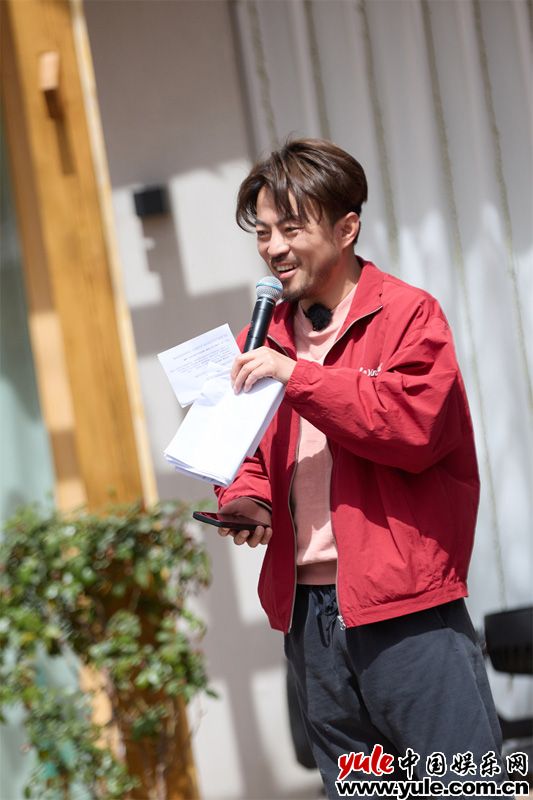 林家川《灿烂的花园》暖心收官 联欢会幽默主持备受称赞(图2)