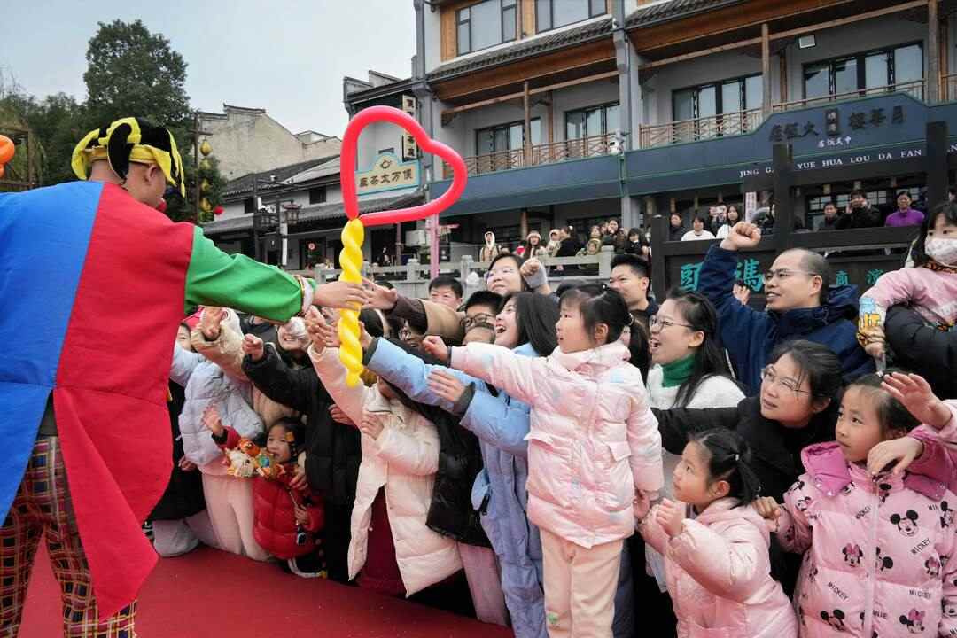 靖港古镇元旦变身潮玩乐园，非遗与光影共舞(图1)