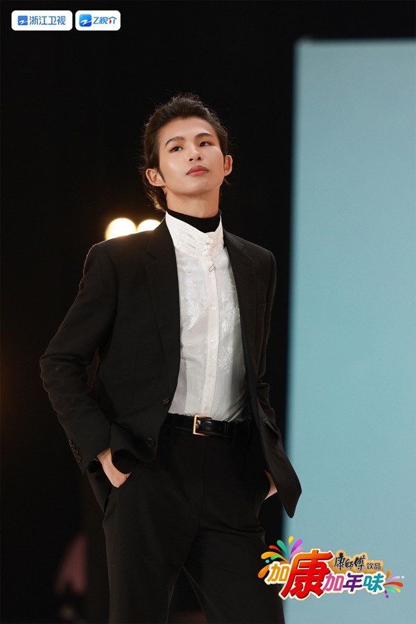 春节返乡服时尚改造挑战，明星综艺碰撞年味创意(图9)