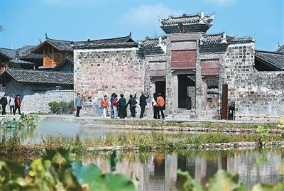 因发型师意外走红后，湘西小城这样迎客(图2)