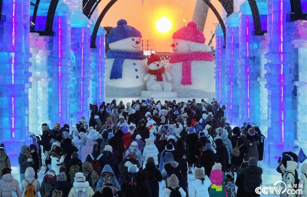 哈尔滨冰雪大世界飘雪长廊冬日仙境之美(图1)