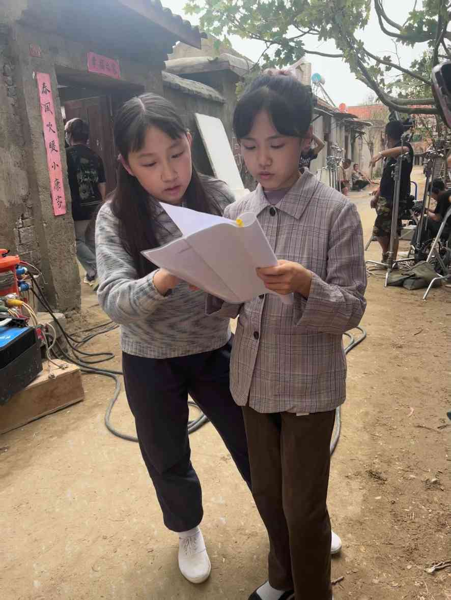 《六姊妹》曝何家共济版预告及26姐妹团海报(图6)