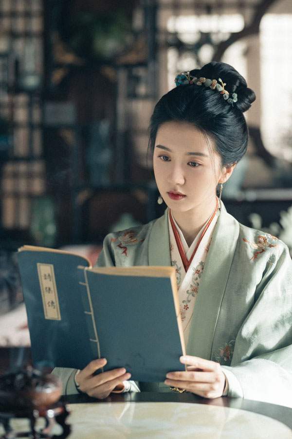 许龄月新剧《锦绣芳华》热播 解锁温婉贵女新形象(图4)