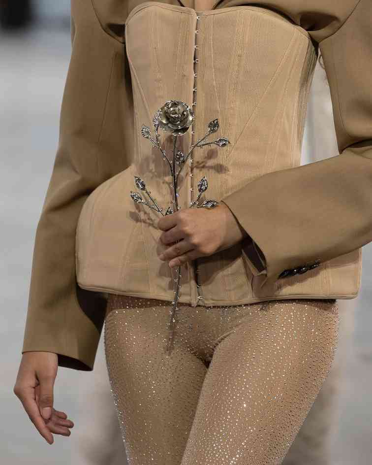 米兰时装周上演人机共舞，设计师竟被警察当场“逮捕”(图4)