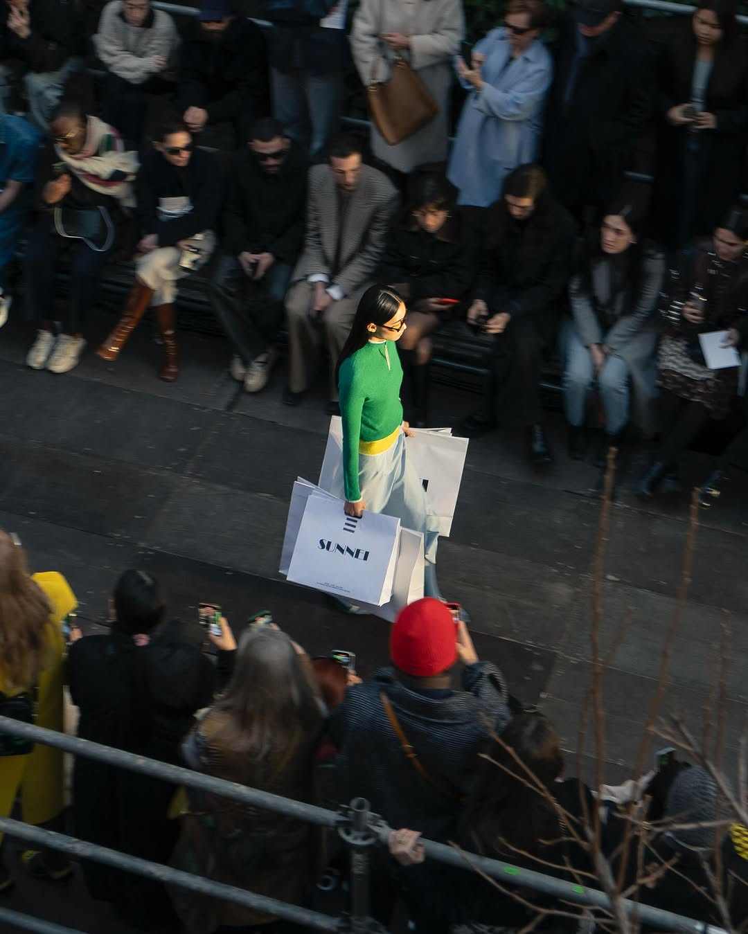 米兰时装周上演人机共舞，设计师竟被警察当场“逮捕”(图34)