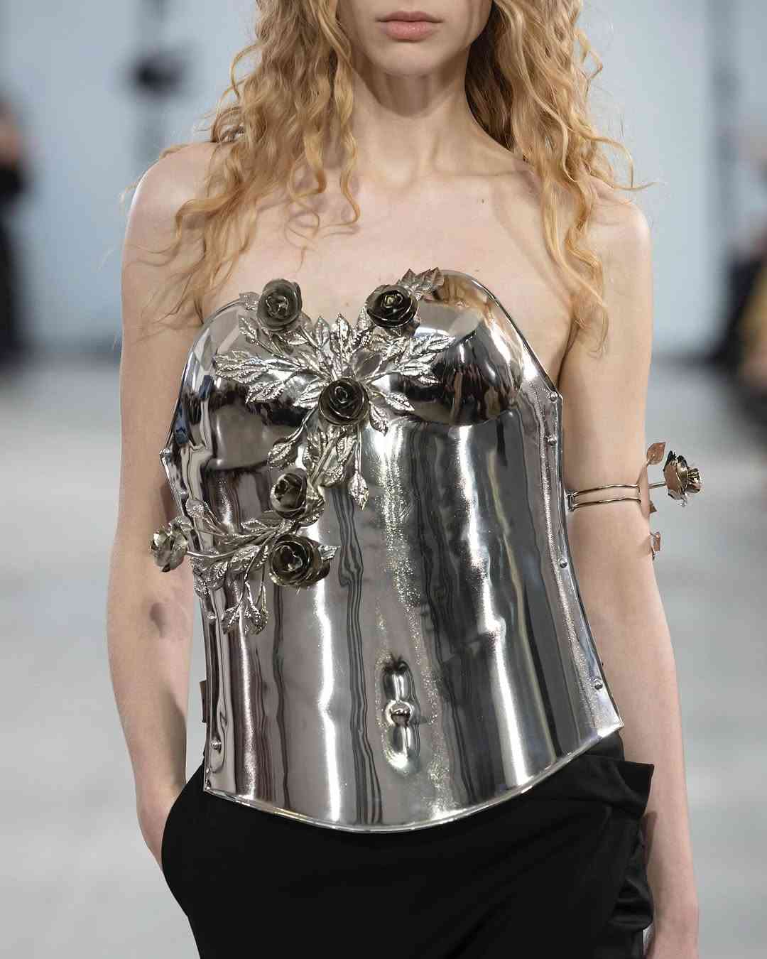 米兰时装周上演人机共舞，设计师竟被警察当场“逮捕”(图5)