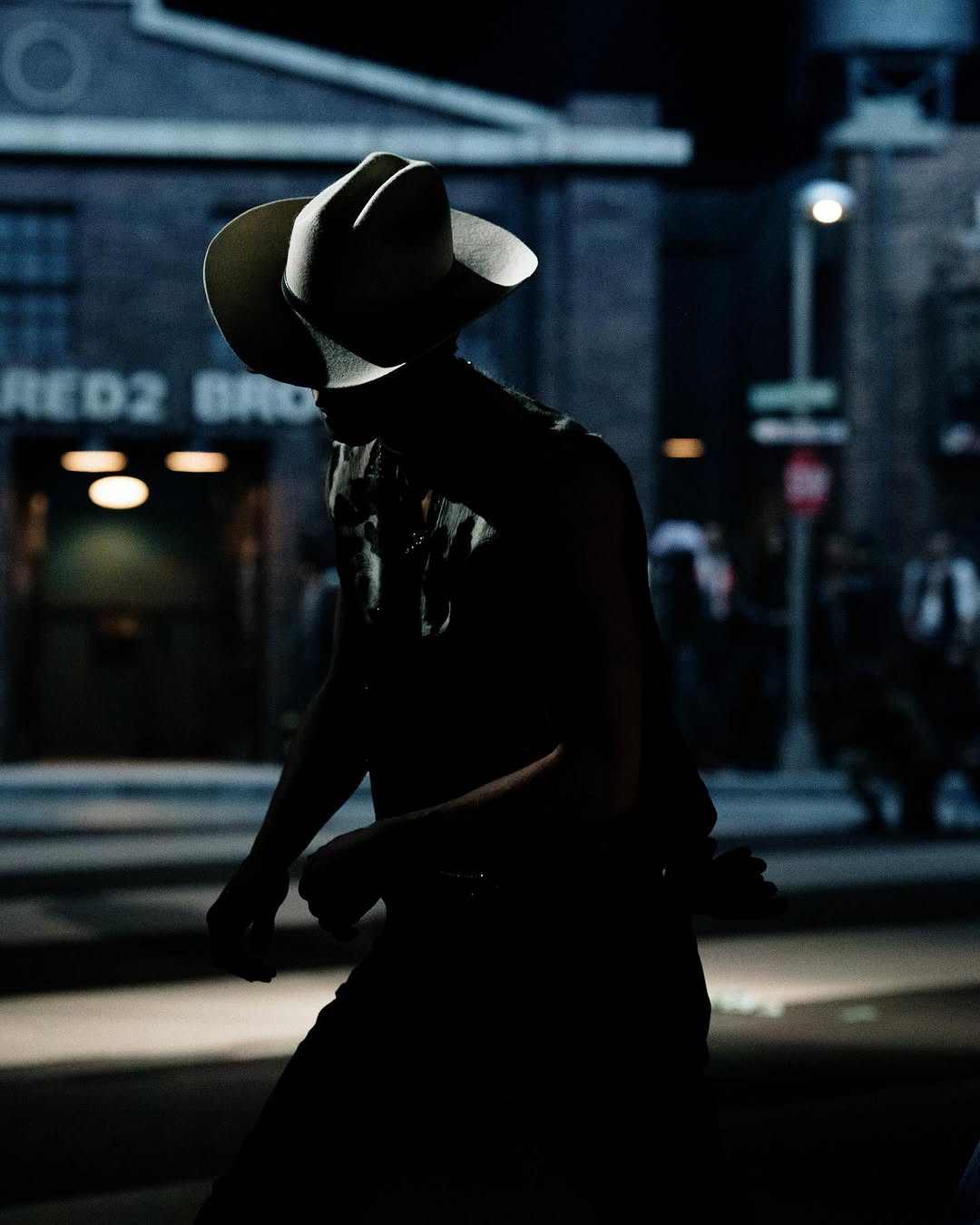 米兰时装周上演人机共舞，设计师竟被警察当场“逮捕”(图15)