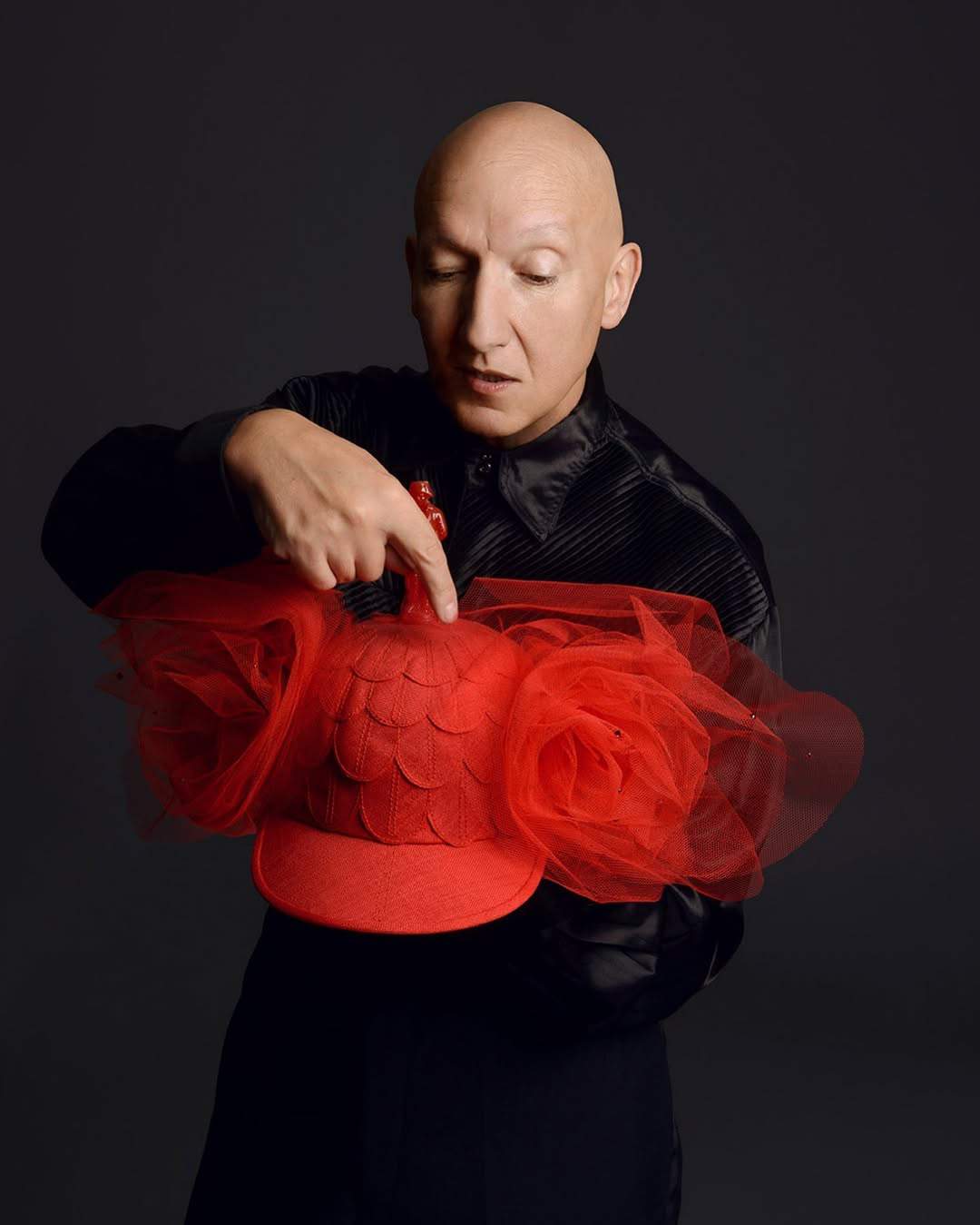 一顶帽子如何成为文化密码，揭秘时尚大师的创作内幕(图39)