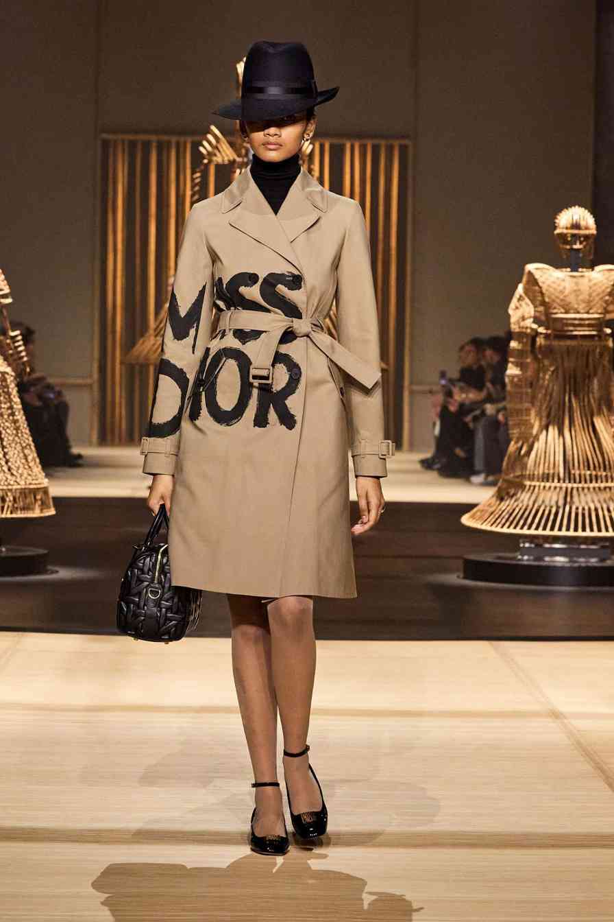 一顶帽子如何成为文化密码，揭秘时尚大师的创作内幕(图37)