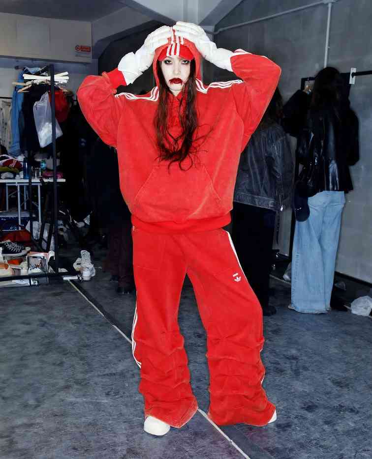 米兰时装周上演人机共舞，设计师竟被警察当场“逮捕”(图26)