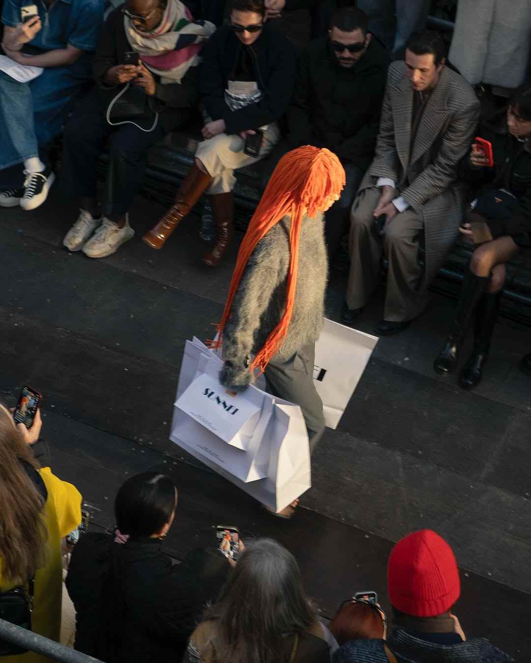 米兰时装周上演人机共舞，设计师竟被警察当场“逮捕”(图33)