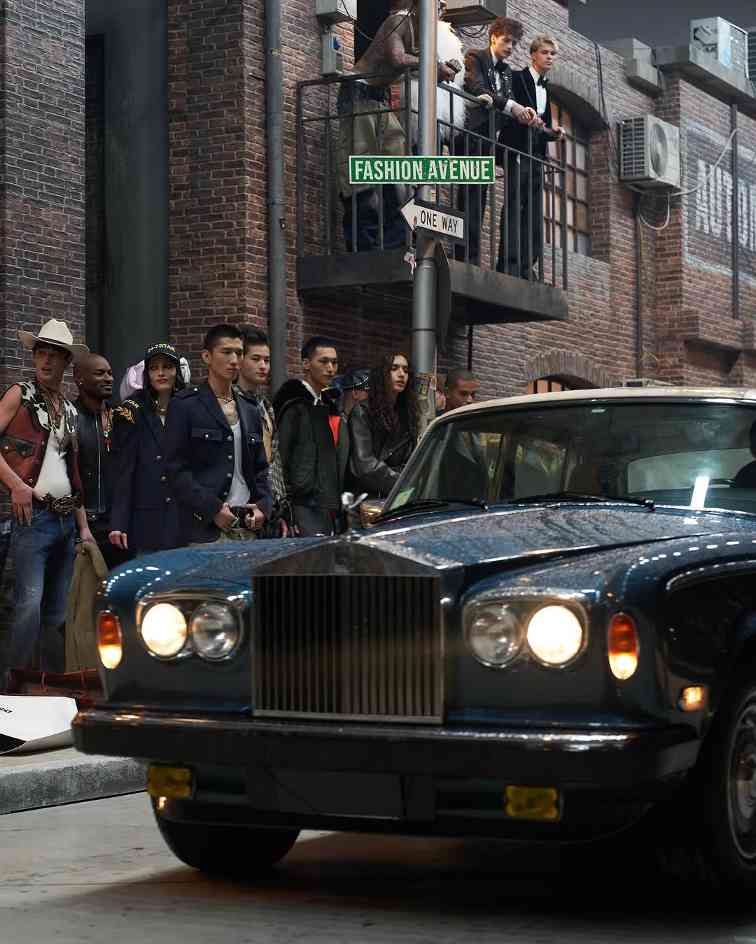 米兰时装周上演人机共舞，设计师竟被警察当场“逮捕”(图11)