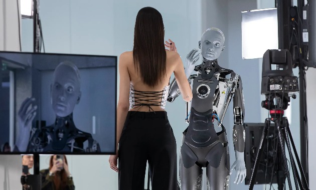 米兰时装周上演人机共舞，设计师竟被警察当场“逮捕”(图1)