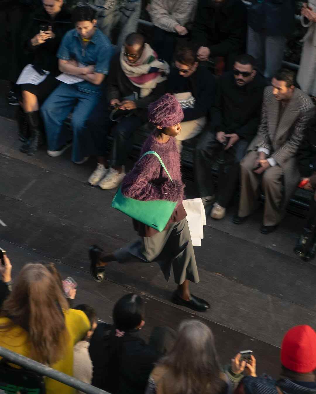 米兰时装周上演人机共舞，设计师竟被警察当场“逮捕”(图32)
