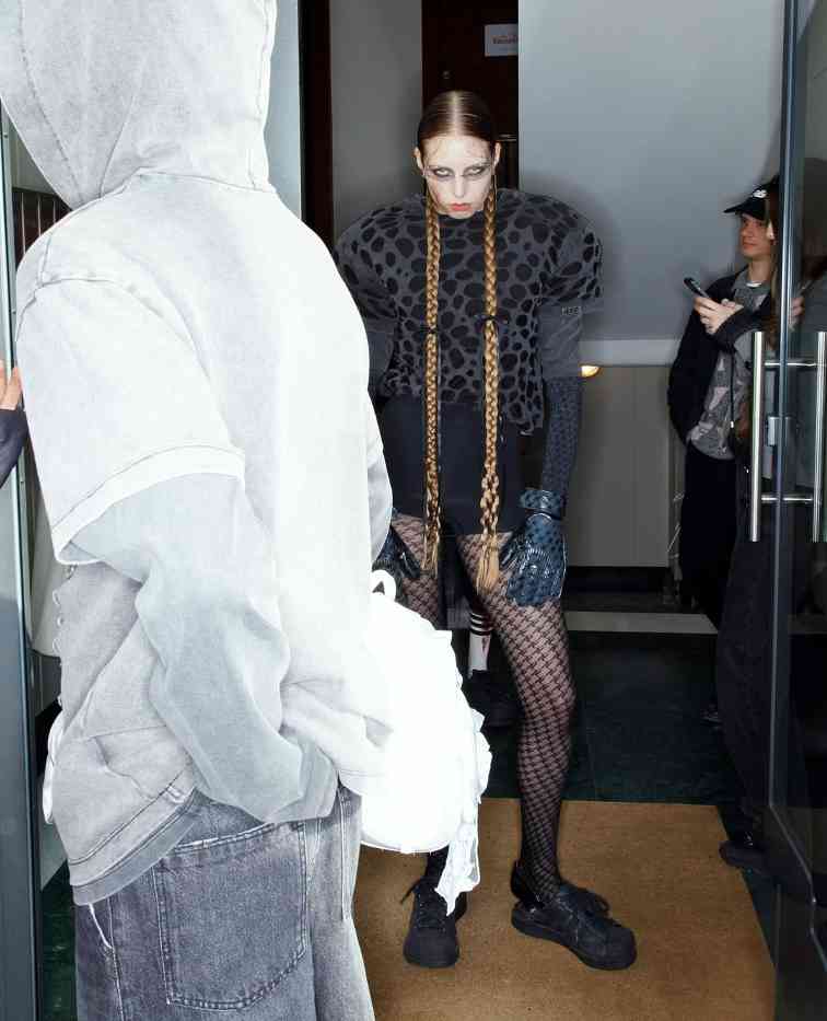 米兰时装周上演人机共舞，设计师竟被警察当场“逮捕”(图17)