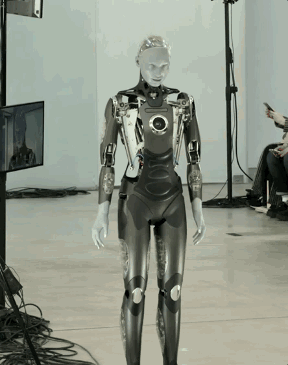 米兰时装周上演人机共舞，设计师竟被警察当场“逮捕”(图3)