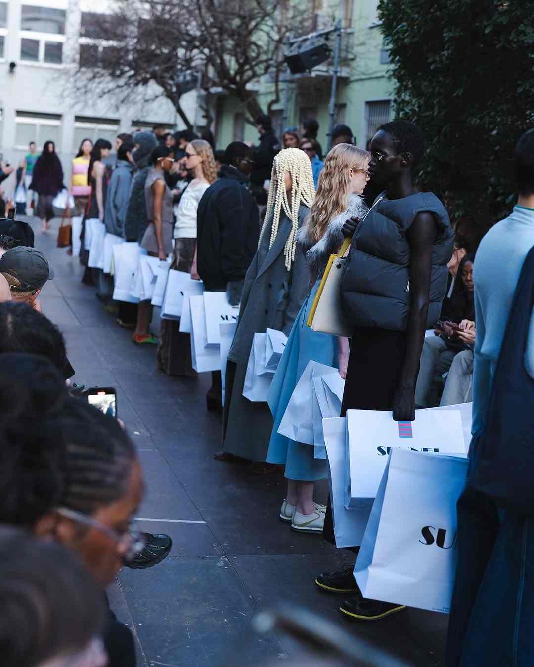 米兰时装周上演人机共舞，设计师竟被警察当场“逮捕”(图27)