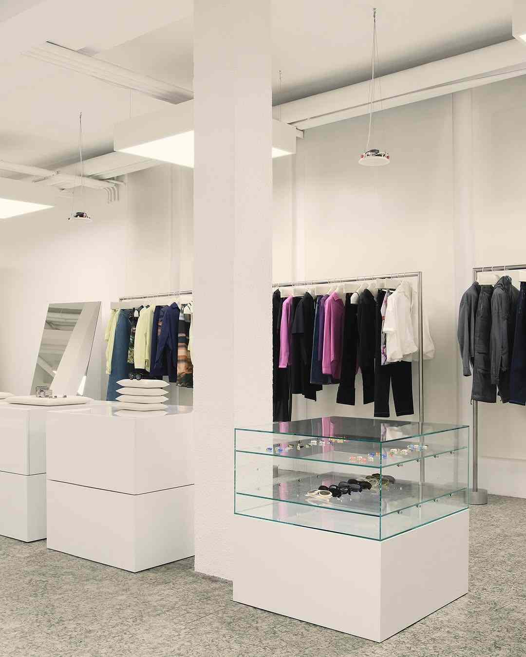 米兰时装周上演人机共舞，设计师竟被警察当场“逮捕”(图30)