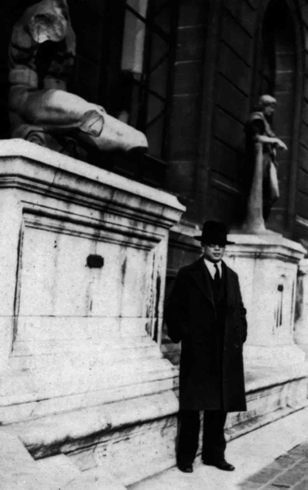 唐一禾在留学的巴黎美院留影  1931—1934.jpeg