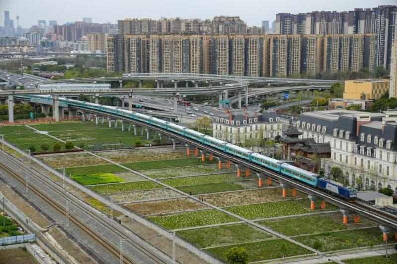 财经聚焦丨银发旅游专列激发“春日经济”新