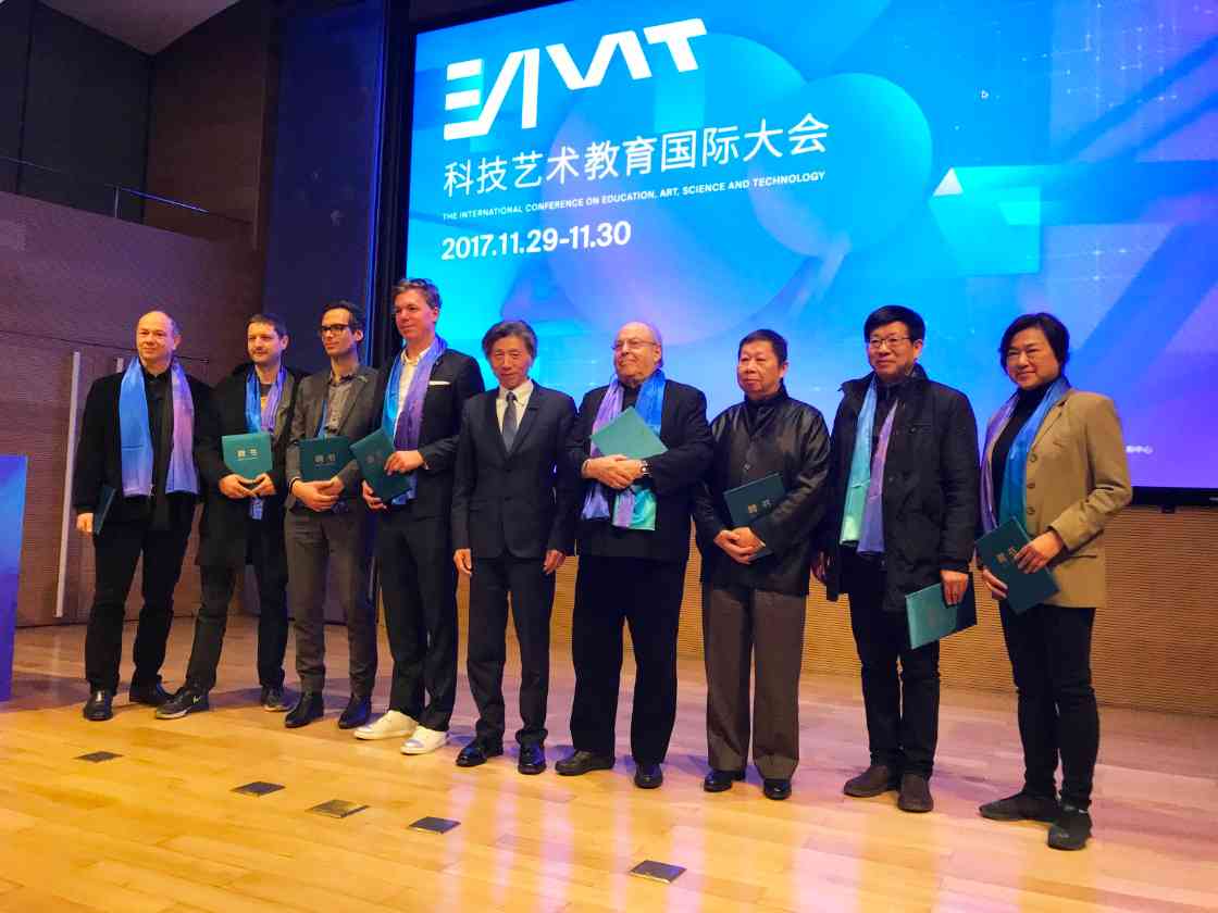 02 范院长为前来参加EAST科技艺术教育国际大会的加冰颁发聘书2017.jpeg