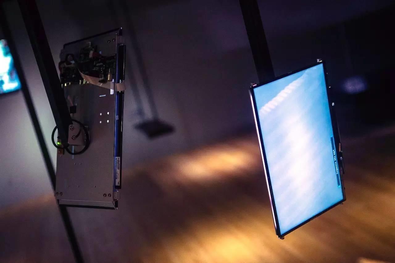 科技与感知的艺术对话：新媒体如何重构人际距离